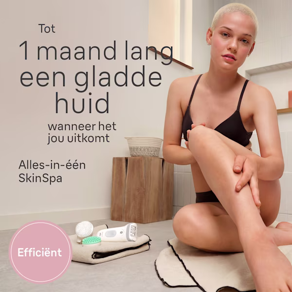 Vrouw die haar been streelt in een badkamer Vrouw die haar been streelt in een badkamer