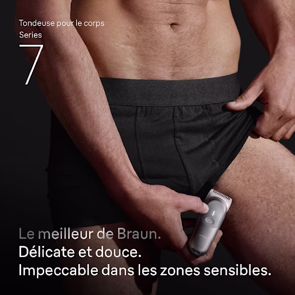 Plan moyen d’un homme avec la tondeuse pour le corps Series 7de Braun sur l’intérieur de sa cuisse