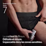Plan moyen d’un homme avec la tondeuse pour le corps Series 7de Braun sur l’intérieur de sa cuisse Plan moyen d’un homme avec la tondeuse pour le corps Series 7de Braun sur l’intérieur de sa cuisse