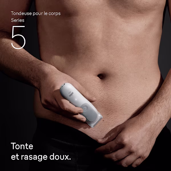 Plan moyen d’un homme avec tondeuse corps de Braun Series 5 sur la partie inférieure de son ventre