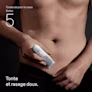 Plan moyen d’un homme avec tondeuse corps de Braun Series 5 sur la partie inférieure de son ventre Plan moyen d’un homme avec tondeuse corps de Braun Series 5 sur la partie inférieure de son ventre