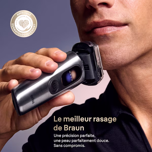 Homme se rasant le menton avec le Rasoir électrique NEVO Braun, badge « approuvé par les dermatologues » affiché Homme se rasant le menton avec le Rasoir électrique NEVO Braun, badge « approuvé par les dermatologues » affiché