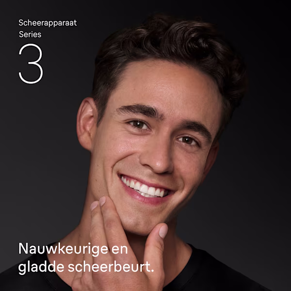 Een lachende man die zachtjes zijn geschoren gezicht aanraakt. Tekst zegt: 'Scheerapparaat Series 3. Gladde scheerbeurt.' Een lachende man die zachtjes zijn geschoren gezicht aanraakt. Tekst zegt: 'Scheerapparaat Series 3. Gladde scheerbeurt.'