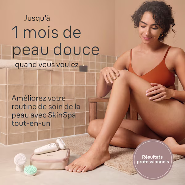 Femme caressant sa jambe dans une salle de bains