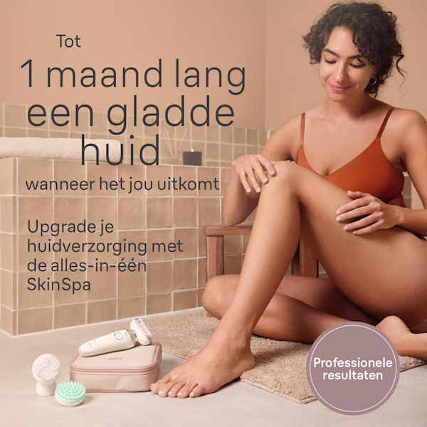 Vrouw die haar been streelt in een badkamer Vrouw die haar been streelt in een badkamer