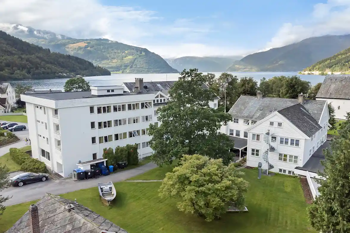 Bo invid den majestätiska Hardangerfjorden