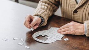 Uomo anziano con ADHD che cerca di risolvere un puzzle