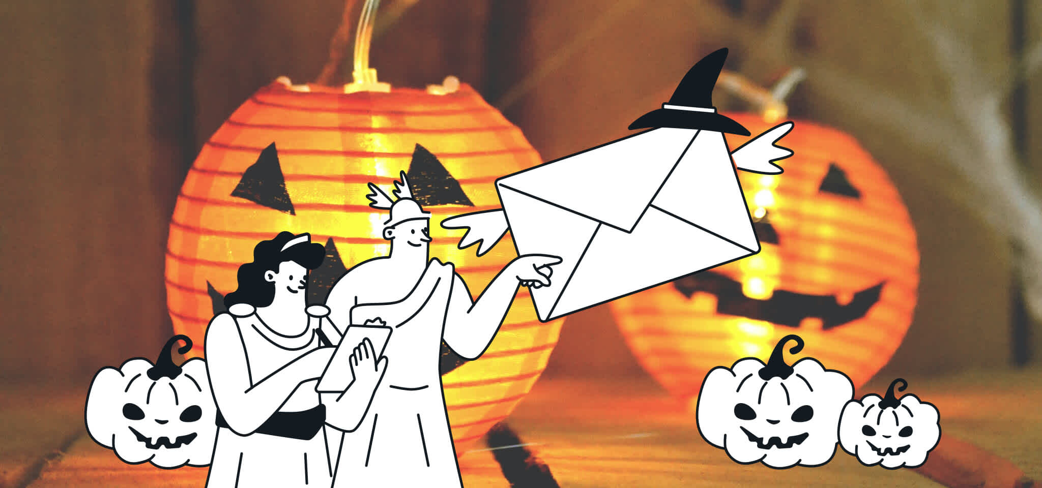Hermes und eine Göttin zeigen auf einen gruseligen Umschlag vor gruseligen Kürbissen