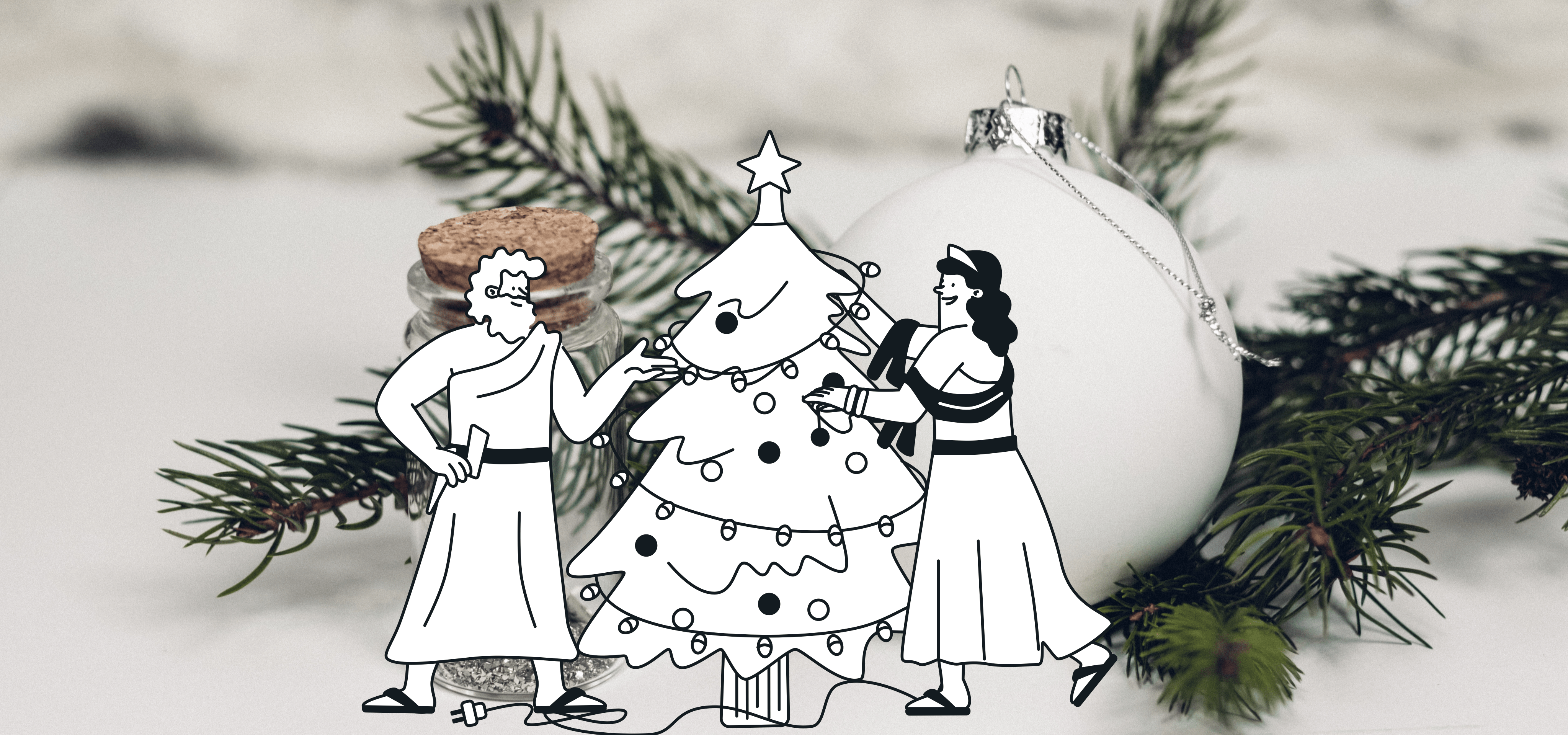 Dos dioses decoran un árbol de Navidad frente a otros adornos