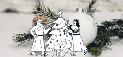 Deux dieux décorent un arbre de Noël devant d'autres décorations.