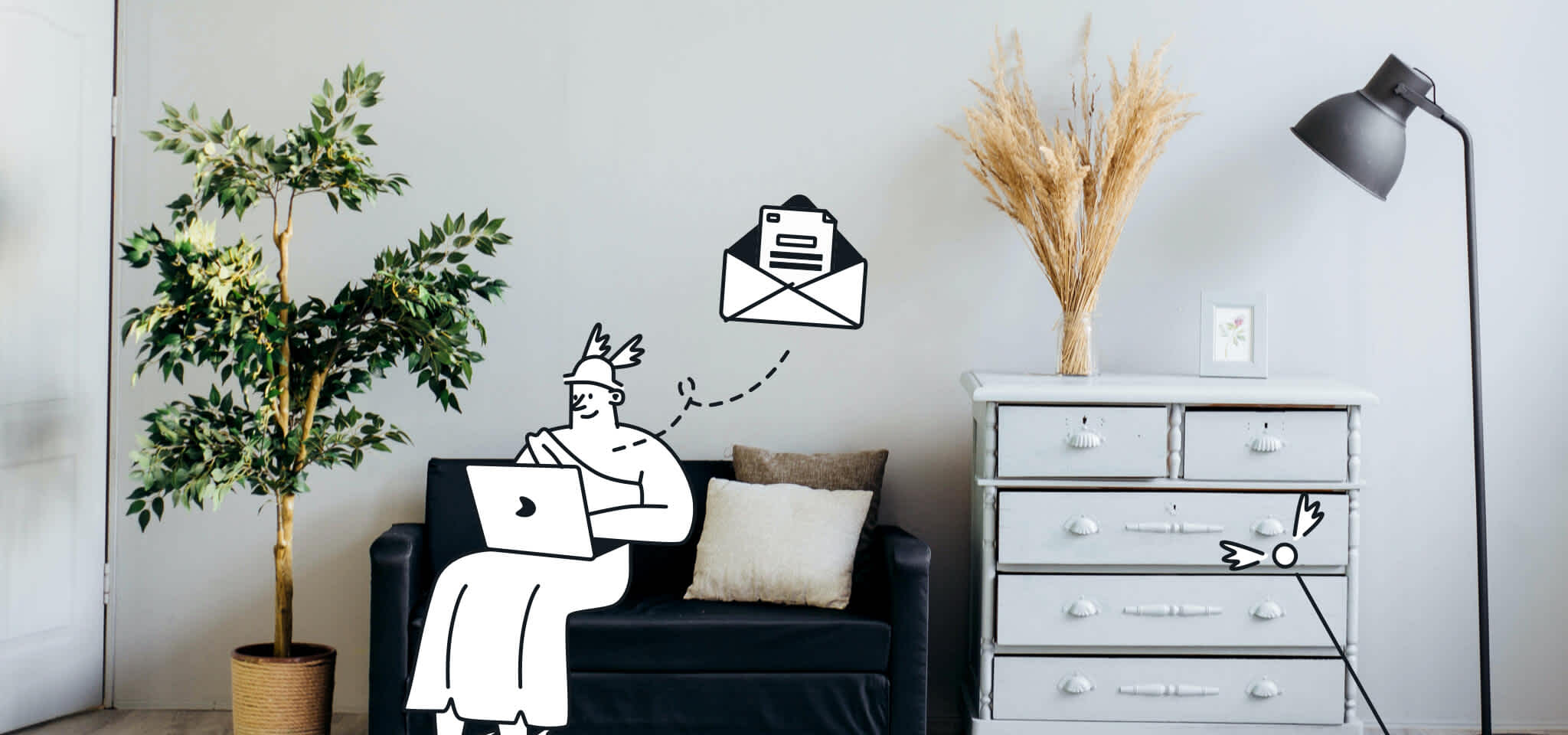Hermes liest seine E-Mails auf seinem Computer auf einem Sofa