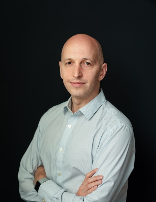 headshot of Arik Oslerne