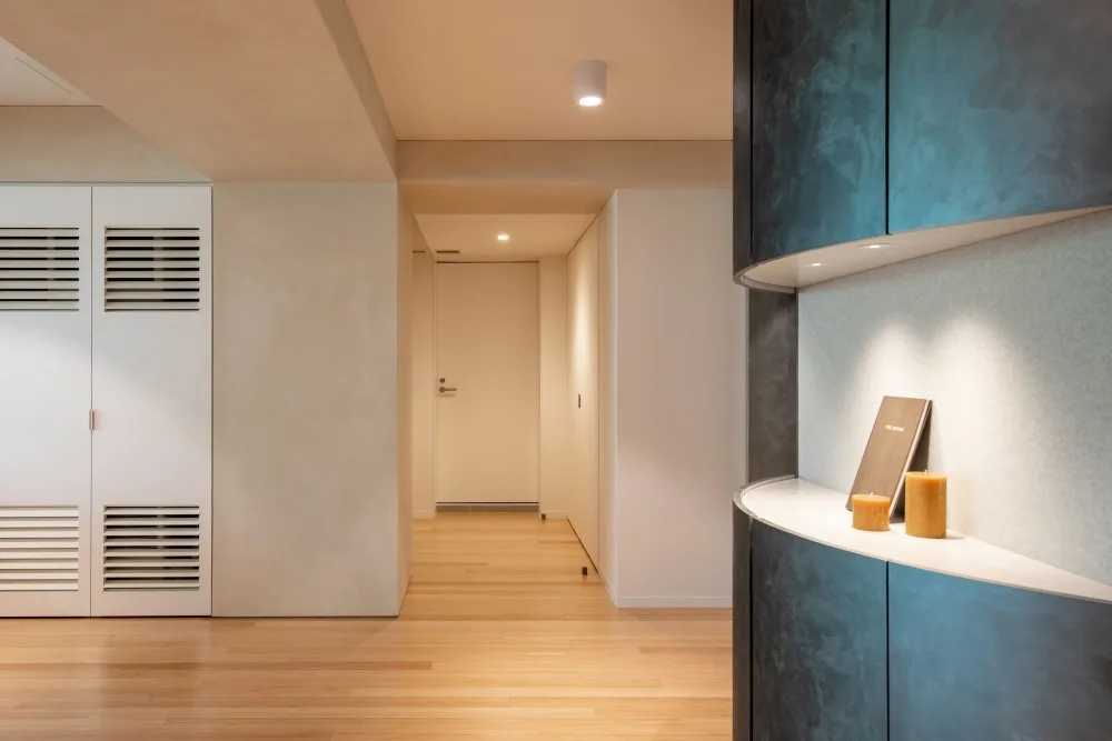 East Residence, Entryway