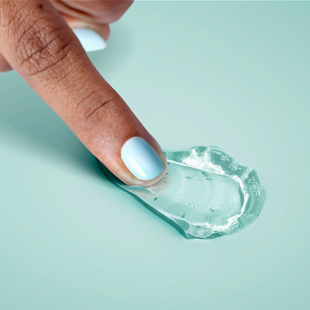 Doigt traversant une couche d'aloe vera