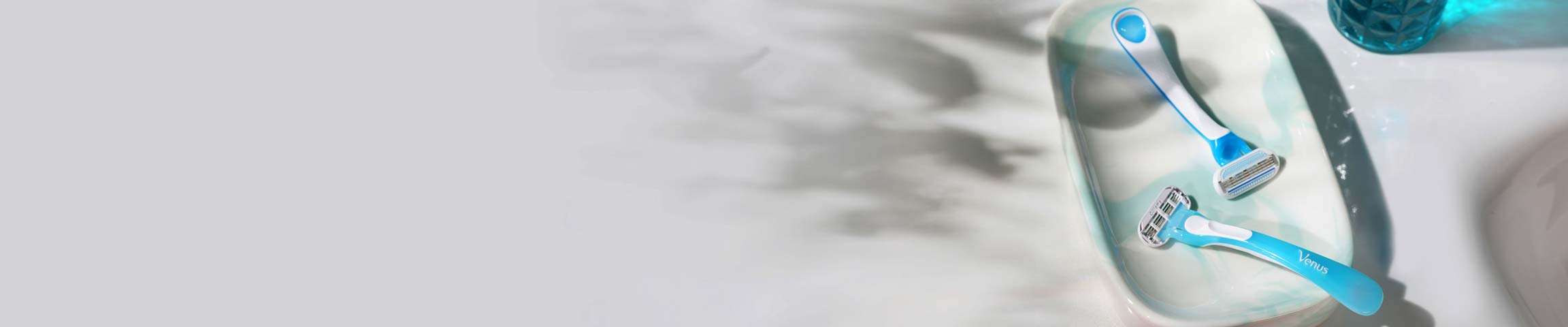 Deux rasoirs jetables Oceana posés sur le porte-savon dans la salle de bain