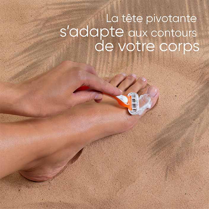 Femme se rasant les pieds sur une plage de sable avec des produits jetables Miami Sunset