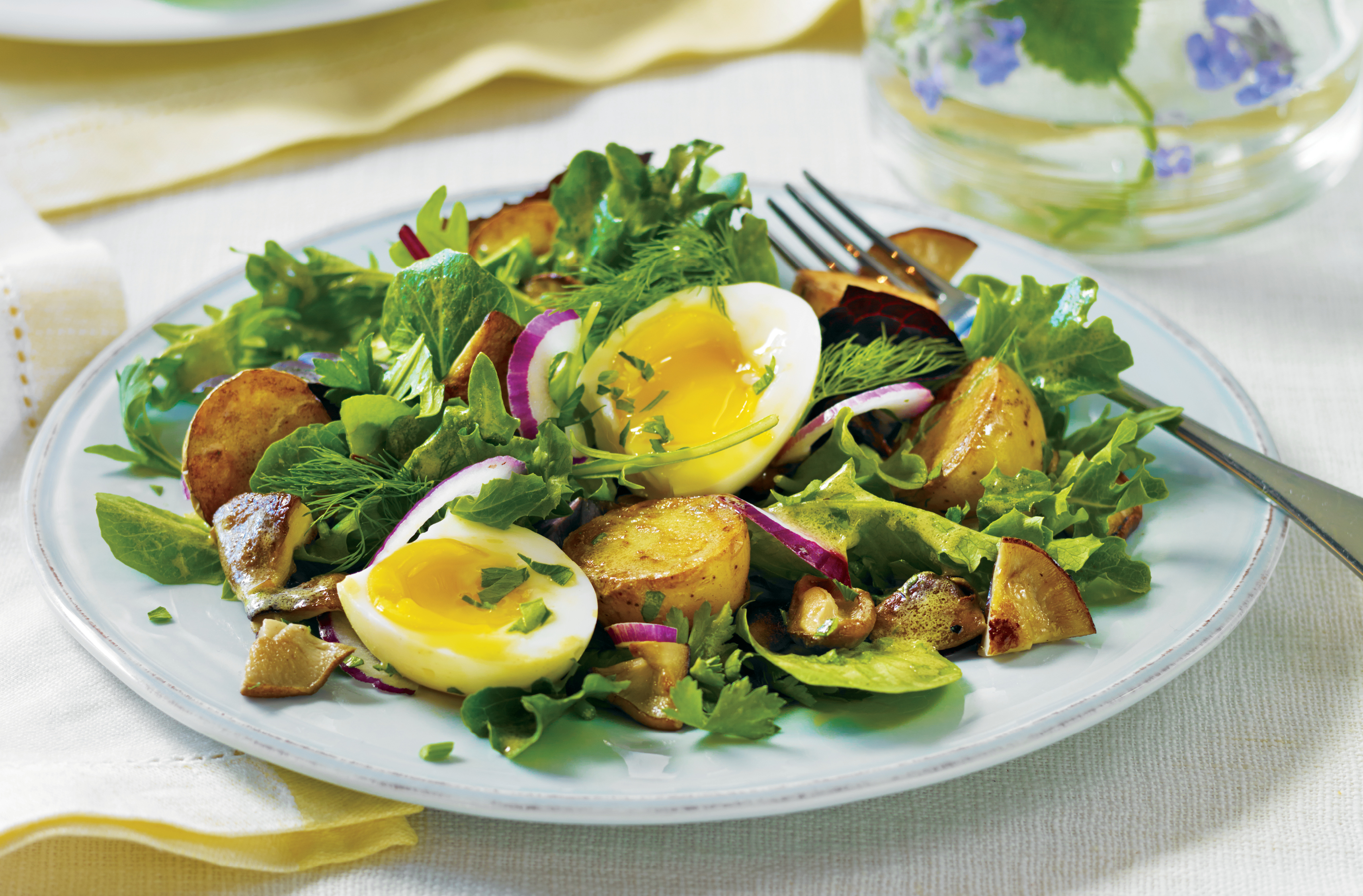 Salade de verdure avec pommes de terre, œufs et champignons shiitake