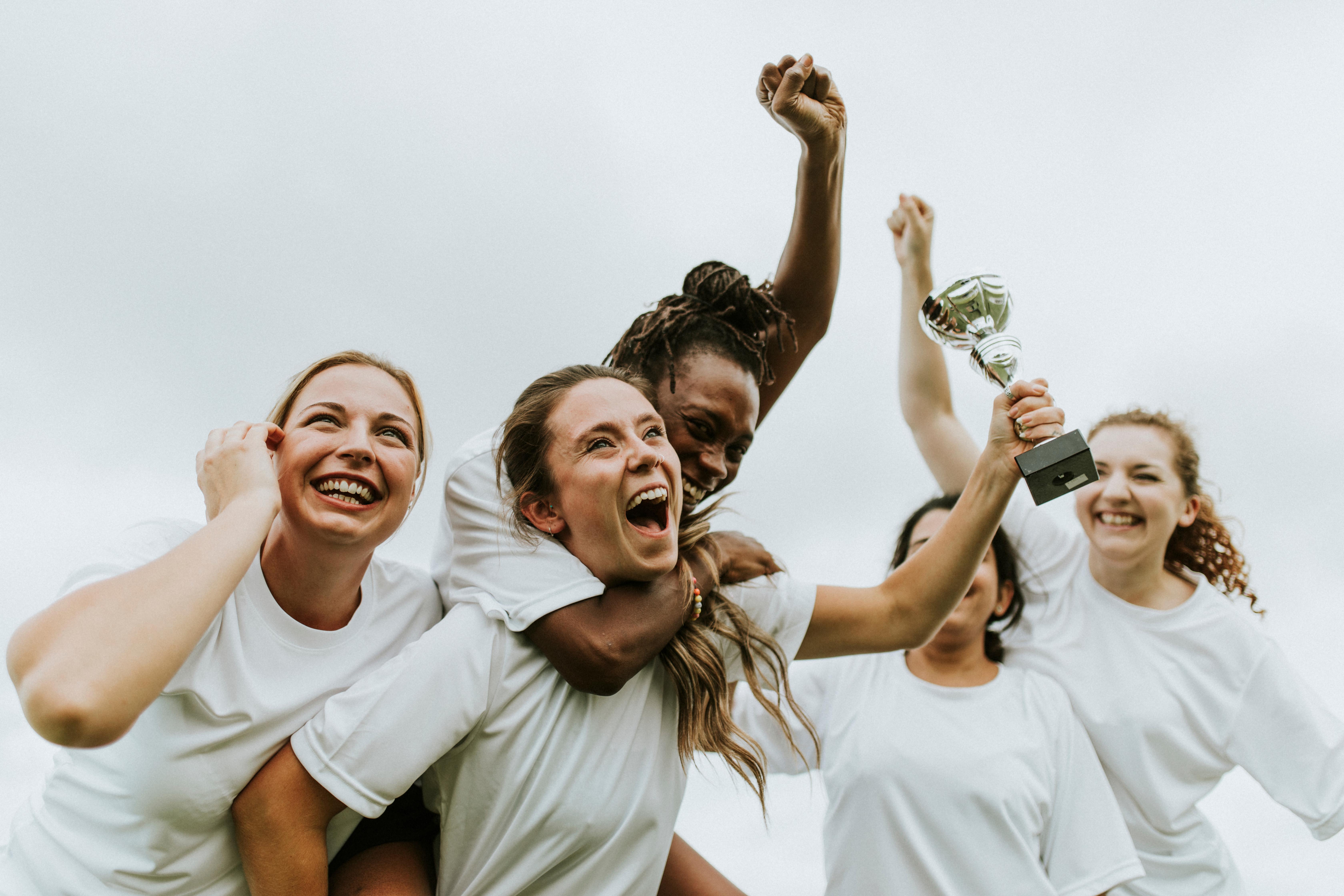 Acting sport. Веселый человек. Люди радостные победа. Очень радостный человек. Фото как веселятся люди элитные.