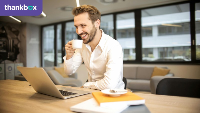 Man holding a coffee cup