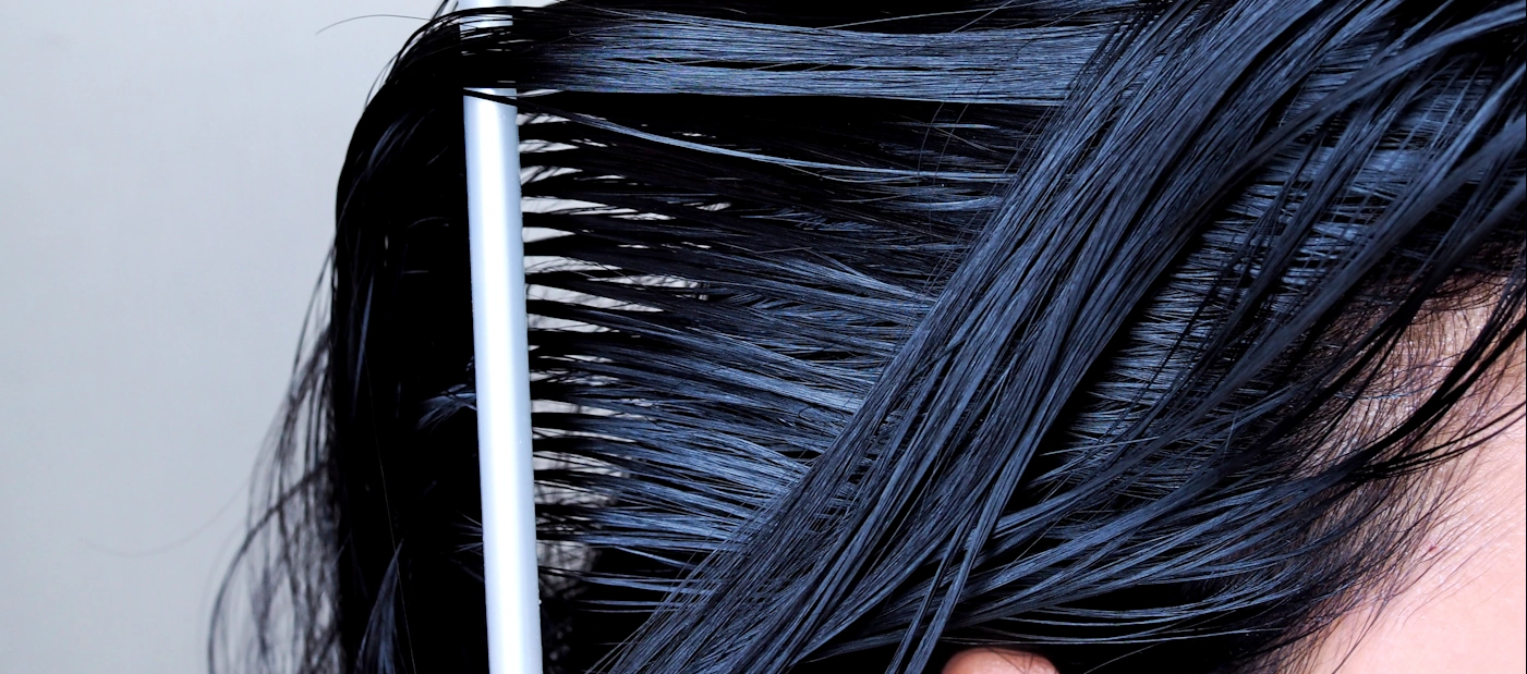 Combing healthy hair after applying hair oil product