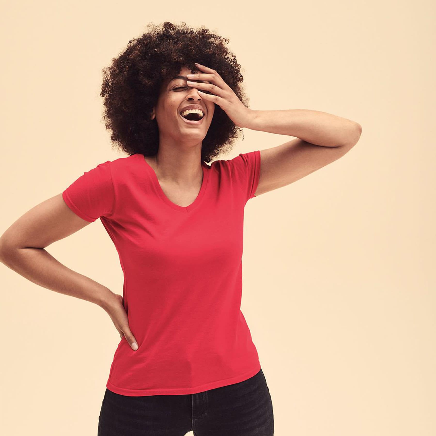 Basic-shirt-met-v-hals-pasvorm-vrouw-min