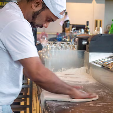 bindella-weinshop-ueber-uns-nachhaltigkeit-mitarbeitende-pizzaiolo-ausbildung-nb3