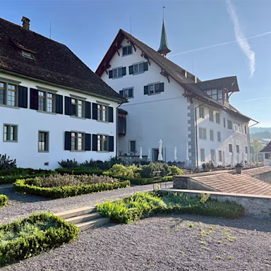 bindella-weinshop-ueber-uns-nachhaltigkeit-mitarbeitende-fuehrungsseminar-kloster-nb3