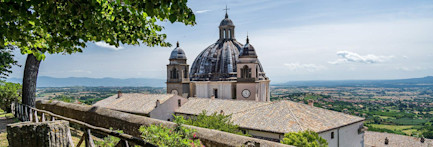 Vito Palumbo blickt auf die Rebflächen der Tenuta Bocca di Lupo