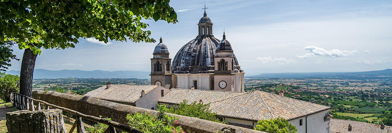 Vito Palumbo blickt auf die Rebflächen der Tenuta Bocca di Lupo