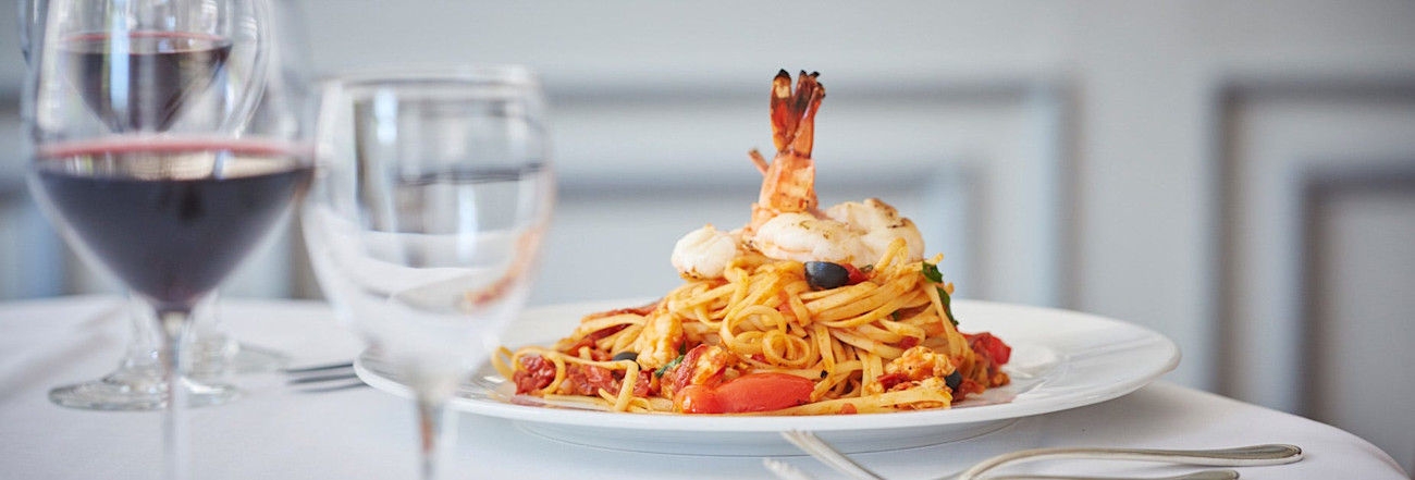 Linguine alla veneziana begleitet von einem schönen Rotwein