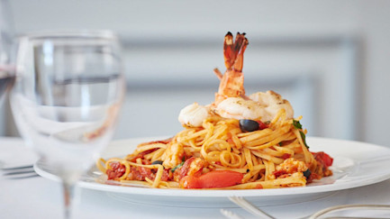 Linguine alla veneziana begleitet von einem schönen Rotwein