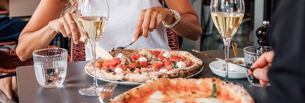 Teller mit köstlichen Penne al Carbonara