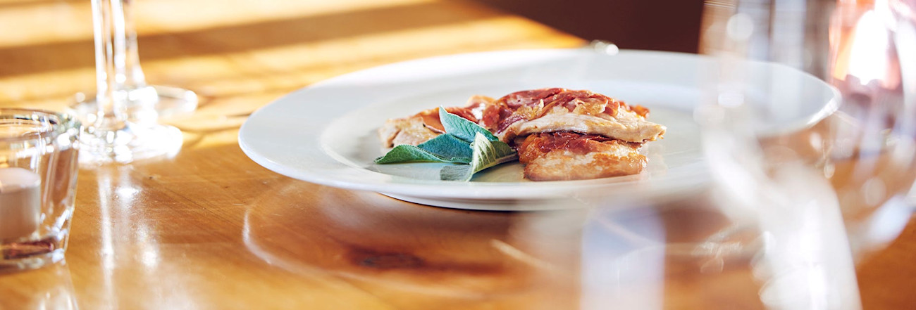 Saltimbocca serviert mit Risotto alla milanese aus dem Ristorante Lorenzini in Bern