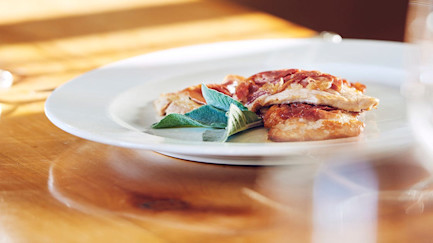 Saltimbocca serviert mit Risotto alla milanese aus dem Ristorante Lorenzini in Bern