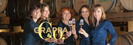 Familie Nonino prostet sich mit einem feinen Glas Grappa zu