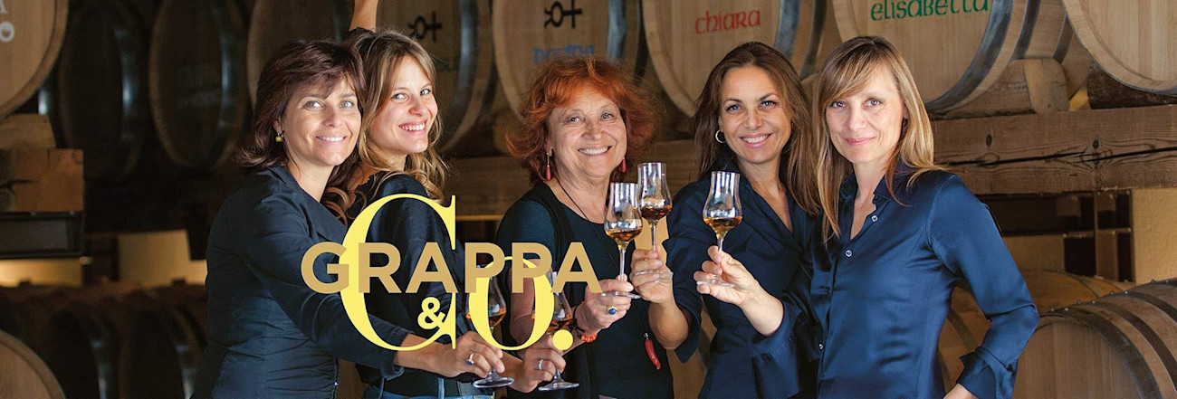 Familie Nonino prostet sich mit einem feinen Glas Grappa zu