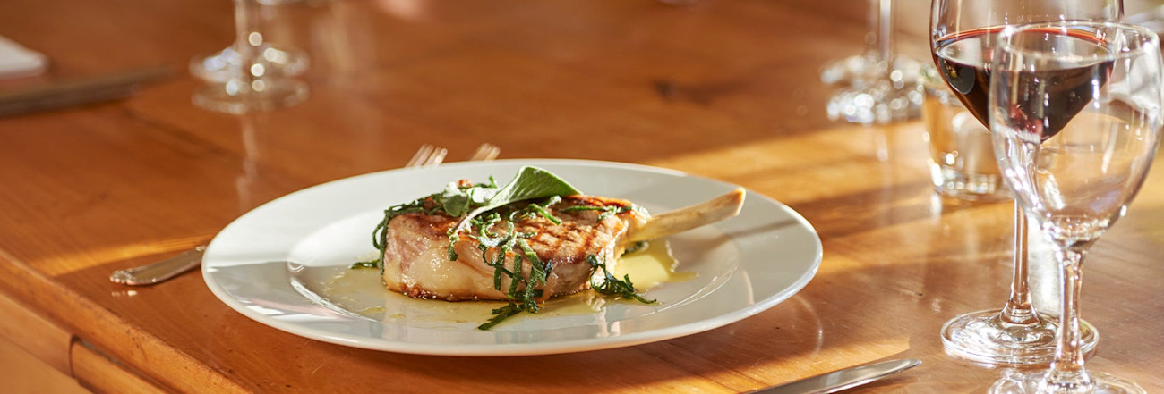 Costoletta di vitello alla salvia, dazu ein gutes Glas Rotwein