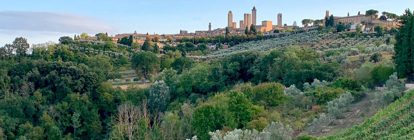 Blick auf ein Städtchen inmitten der Toskana