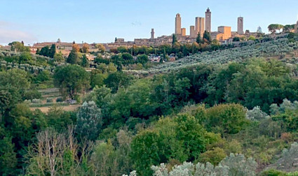 Blick auf ein Städtchen inmitten der Toskana