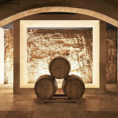 Drei Barriquefässer schön belichtet auf dem Weingut Tormaresca in Apulien