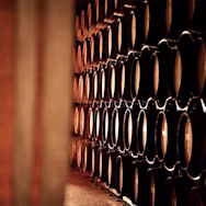 Aufgestapelte Barriquefässer im Weinkeller von Conti Zecca