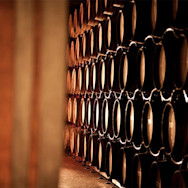 Aufgestapelte Barriquefässer im Weinkeller von Conti Zecca