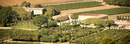 Das Château Val Joanis zeigt sich von seiner schönsten Seite