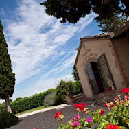 Hauptgebäude des Weinguts Teruzzi in der Toskana