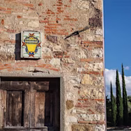 Steingebäude mit Gutswappen auf Pèppoli, welches auch zur Familiendynastie Antinori gehört