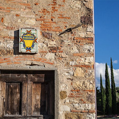 Steingebäude mit Gutswappen auf Pèppoli, welches auch zur Familiendynastie Antinori gehört
