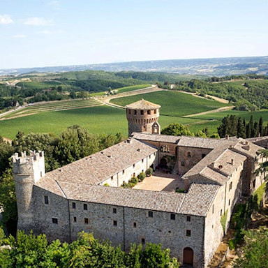 Blick von oben auf das mächtige Schloss Castello della Sala im Umbrien