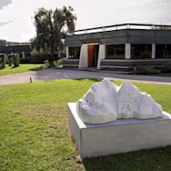 Gebäudeeingang auf dem Weingut Ornellaia