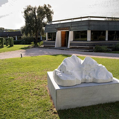 Gebäudeeingang auf dem Weingut Ornellaia