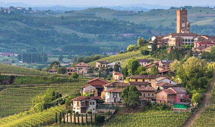Blick auf des schöne Städtchen Barbaresco inmitten der hügeligen Piemonteser Landschaft